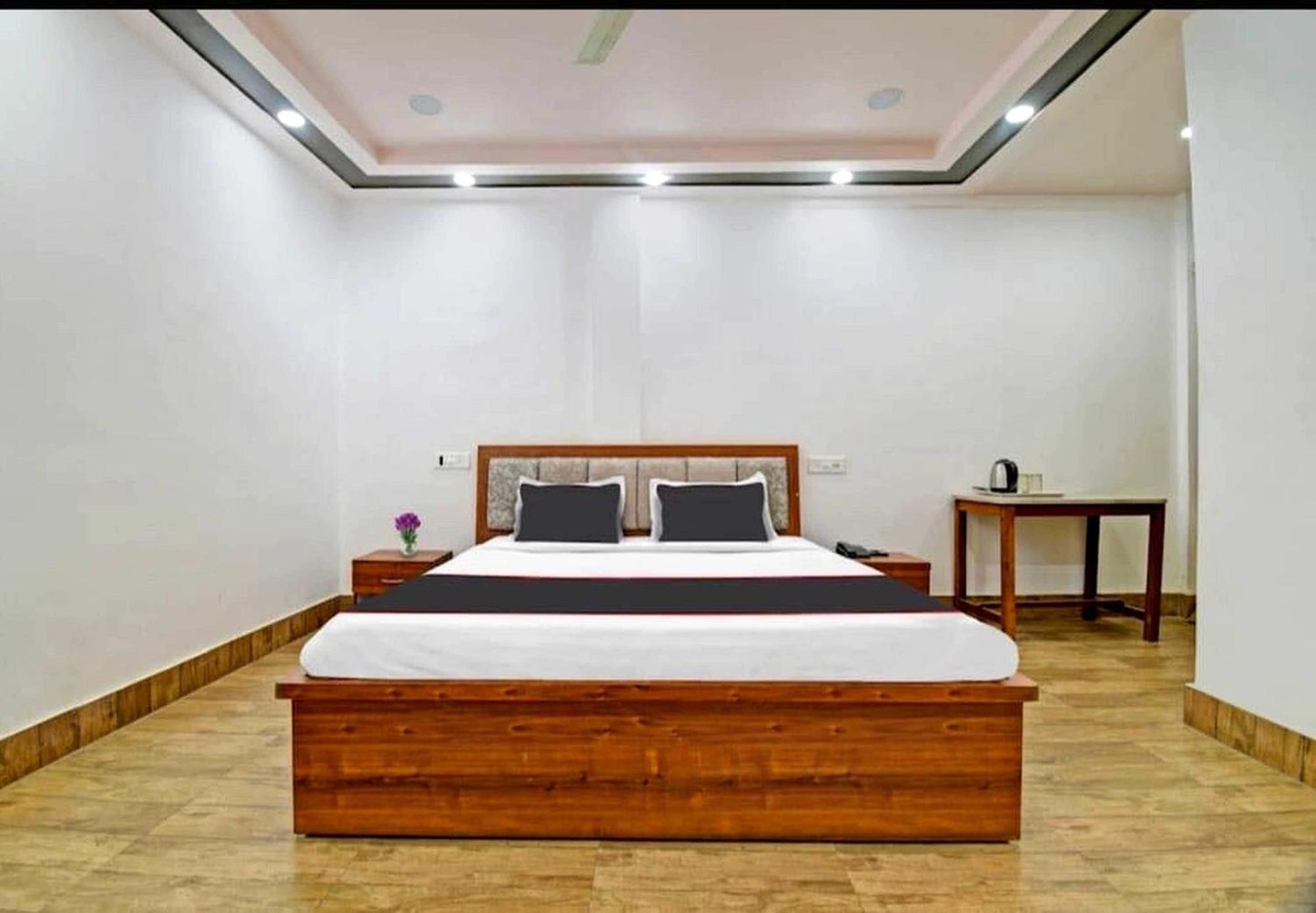 Collection O Megha Resort Джорхат Екстер'єр фото