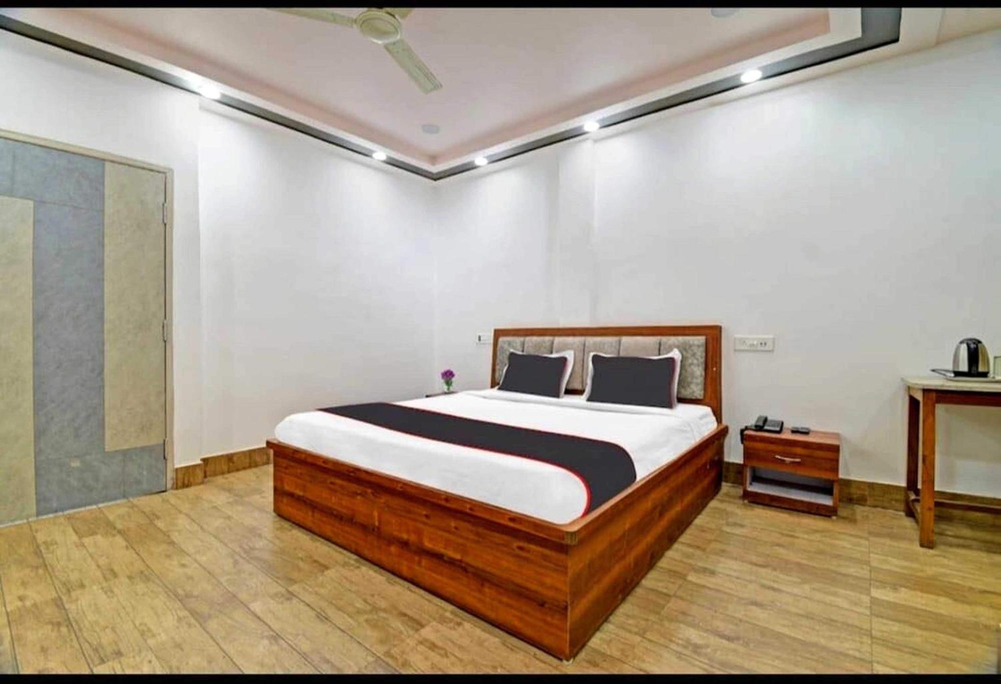 Collection O Megha Resort Джорхат Екстер'єр фото