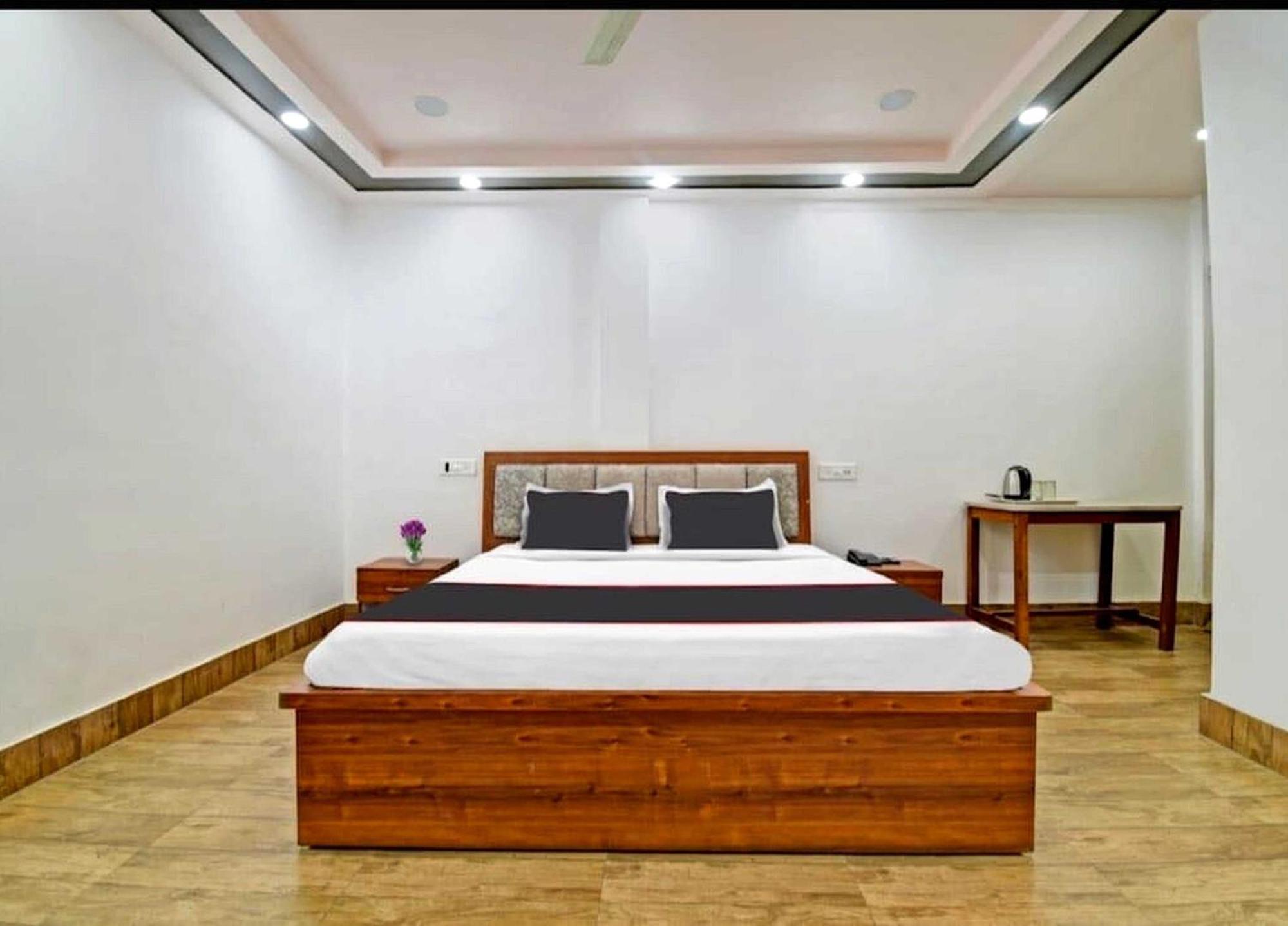 Collection O Megha Resort Джорхат Екстер'єр фото