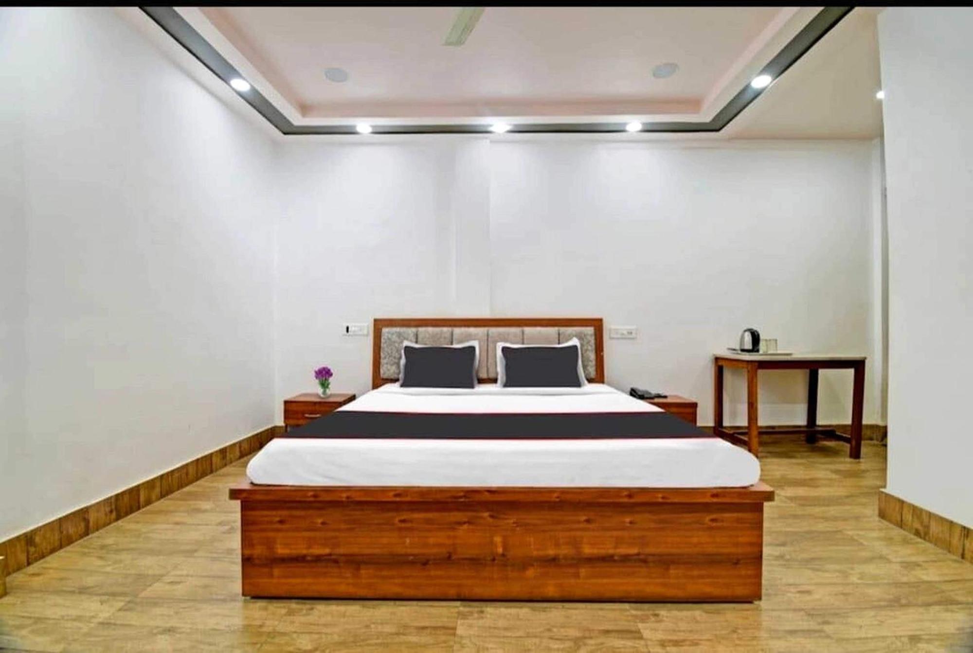 Collection O Megha Resort Джорхат Екстер'єр фото